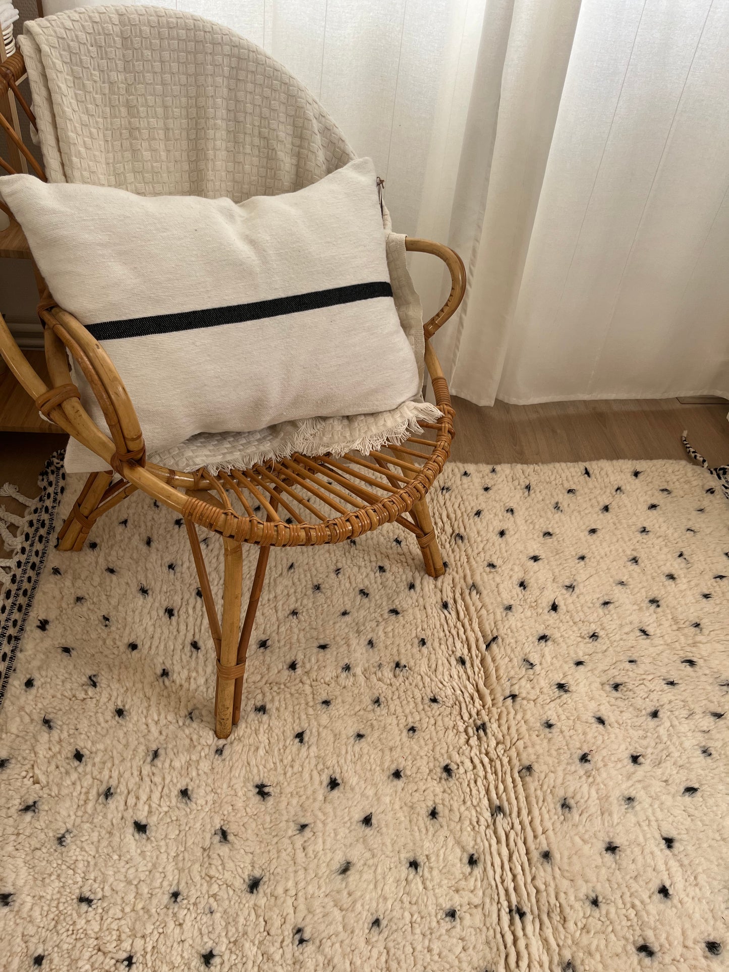 Tapis Berbère en laine bouillie - Beige motif noir - Élégance et Confort Redéfinis